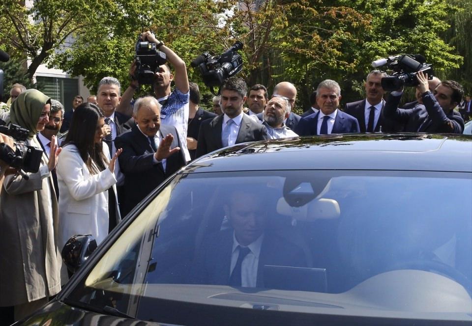 <p>Törene, Aile ve Sosyal Politikalar Bakanı Fatma Betül Sayan Kaya da katıldı. Jülide Sarıeroğlu, Mehmet Müezzinoğlu'nu kapıya kadar uğurladı.</p>
