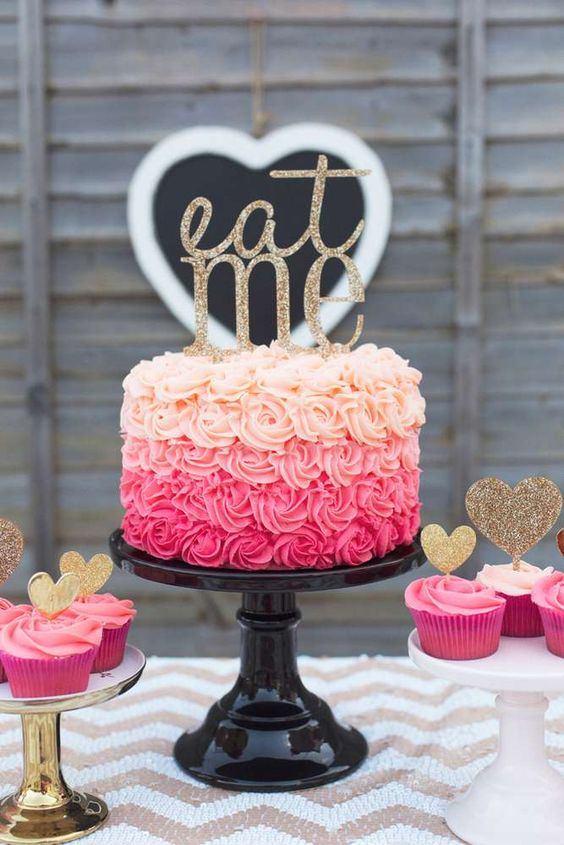 <p>Ombre pasta yaparken kekte ya da süslemede renkleri tercih edebilirsiniz. Renk geçişlerini pasta kekinde istiyorsanız, hamuru istediğiniz renk sayısına göre bölerek içine gıda boyası ekleyebilirsiniz.</p>
