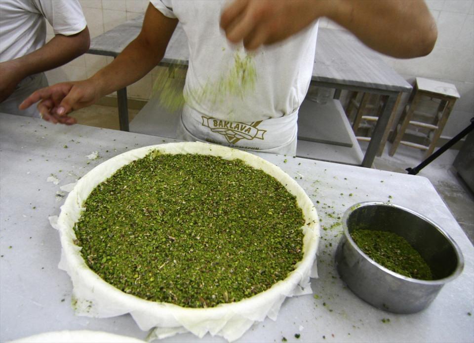 <p>Her bayram tatlı yenir. Bizim geleneksel tatlılarımızın başında baklava gelir. Sofralarda mutlaka bulunması gereken tatlıdır. Atalarımızdan gelen bir tatlı türüdür." dedi.</p>