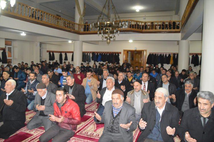 <p>Ağrı / Türkiye</p>
<p> </p>
<p>Ağrı'da üç ayların habercisi olan Regaip Kandili dolayısıyla program düzenlendi. Vatandaşlar, akşam saatlerinden itibaren Eleşkirt Merkez Camisi’nde düzenlenen programa yoğun ilgi gösterdi. Camide Kuran-ı Kerim tilaveti ve mevlit okundu, dua edildi.</p>
<p> </p>