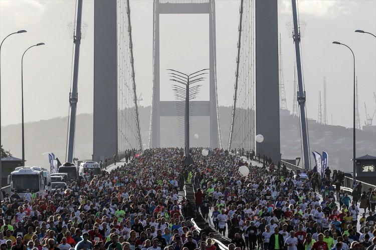 <p>İstanbul Büyükşehir Belediyesi (İBB) Spor AŞ tarafından bu yıl, "15 Temmuz şehitleri için koşuyoruz" sloganıyla düzenlenen Vodafone 38. İstanbul Maratonu’nun startı verildi.</p>
