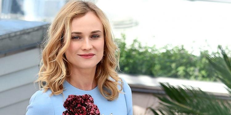 <p><strong>Diane Kruger</strong></p>

<p>Cildini yaz kış güneşten korumak için Neutrogena markasının ultra ince güneş kremini kullanıyor. </p>
