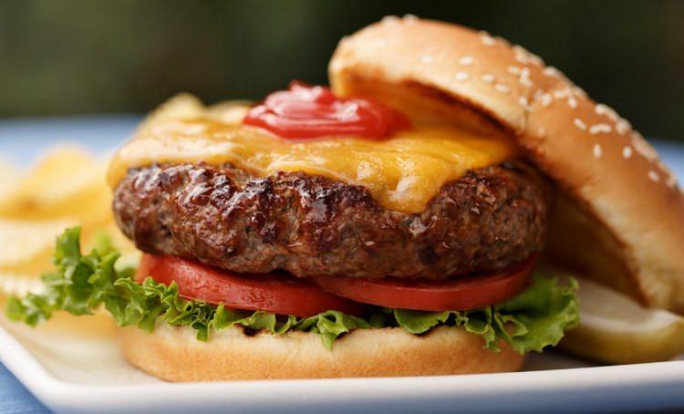 <p>Hamburgerin çeşidine, etinin gramajına ve ekmeğine göre değişmekle birlikte ortalama 110 gramlık bir hamburger 240 kaloriye eşit. <strong>Burda alınan kaloriyi yakmak için tempolu halde 2 saat yürümelisiniz.</strong></p>

<p> </p>
