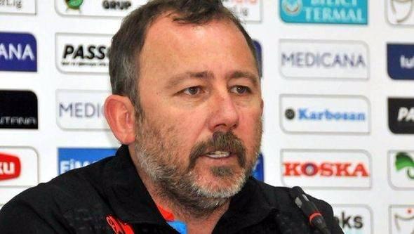 <p>"Türkiye'ye gelen futbolcuların açık söyleyeyim çok yıldız olduğunu düşünmüyorum. Normal seviyedeki futbolcular"</p>