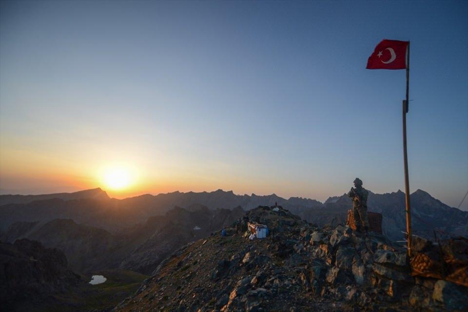 <p>Tünelde kapsamlı arama tarama faaliyetleri gerçekleştiren Mehmetçik, burayı da tamamen güvenli hale getirdi.</p>
<p> </p>
