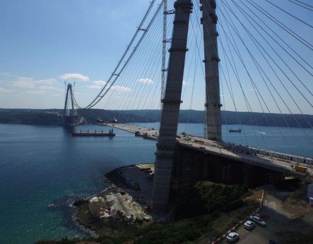 <p>İki yakanın birleşmesi için 27 tabliyenin daha imal edildikleri Tuzla ve Altınova tesislerinden deniz yoluyla getirilerek ana kablolara bağlanacağı belirtildi.</p>