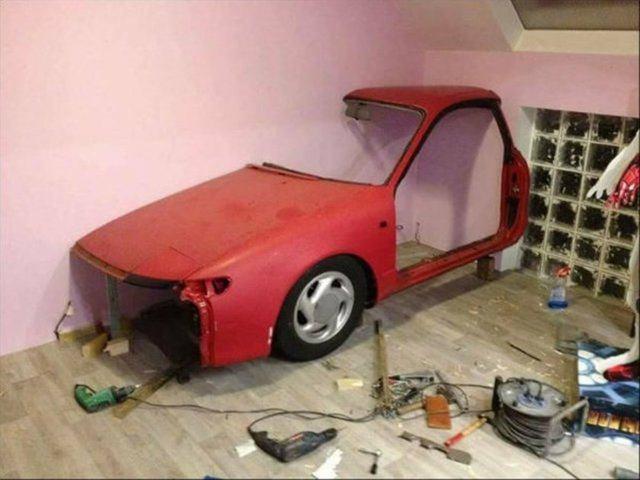 <p>Video oyun tutkunu adamın yaptığı şey sosyal medyayı salladı</p>

<p>Eski bir otomobil kasasını odasının duvarına monte eden adam, onu bir oyun konsoluna çevirdi.</p>
