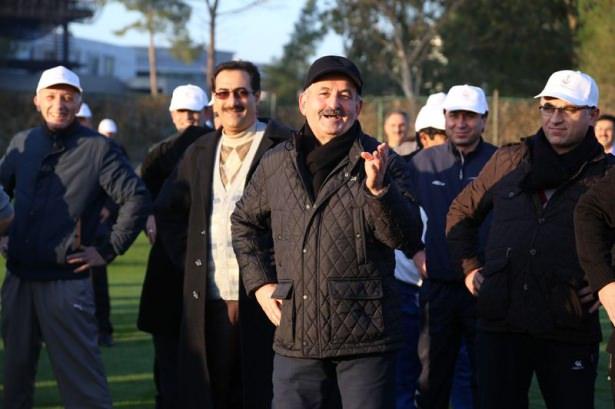 <p>Yaklaşık 2 kilometrelik y&uuml;ksek tempolu y&uuml;r&uuml;y&uuml;ş&uuml;n ardından Ukraynalı hoca eşliğinde egzersiz yapan Bakan M&uuml;ezzinoğlu, sağlıklı yaşamın bir yaşam felsefesi haline getirilmesi gerektiğini s&ouml;yledi.&nbsp;</p>
