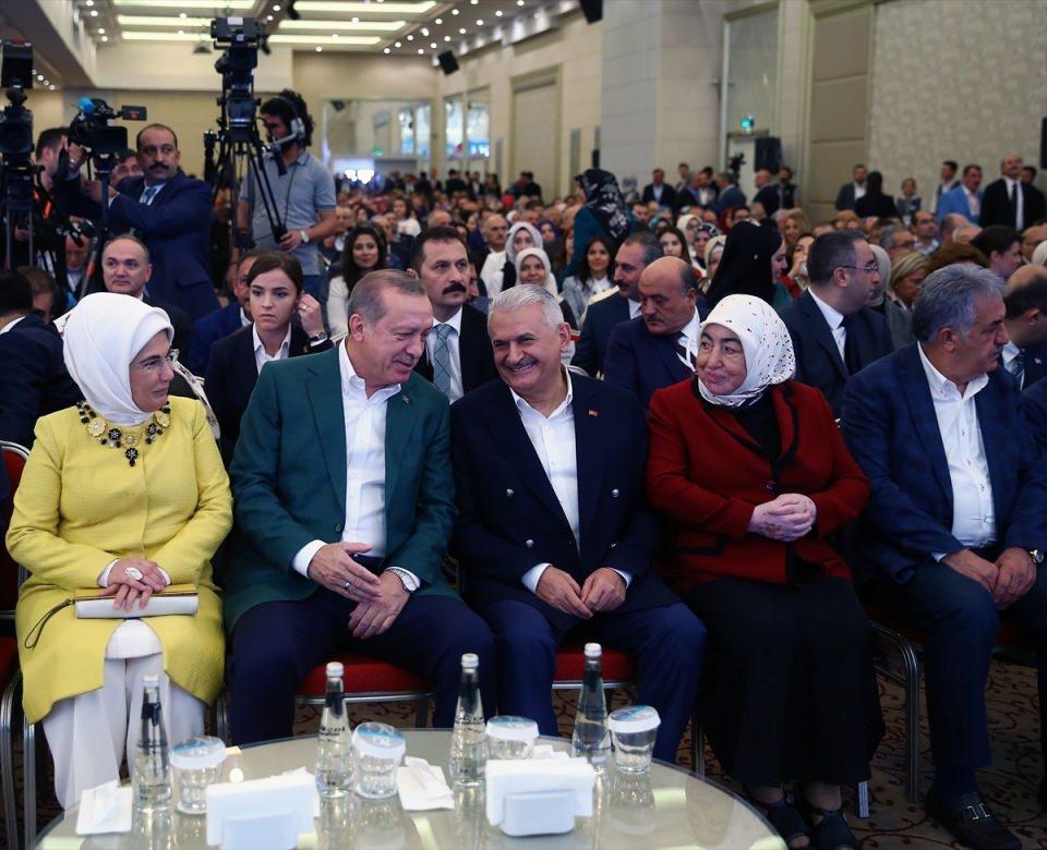 <p>AK Parti 26. İstişare ve Değerlendirme Toplantısı açılış programı, Cumhurbaşkanı ve AK Parti Genel Başkanı Recep Tayyip Erdoğan ve Başbakan Binali Yıldırım’ım katılımıyla başladı. </p>

<p> </p>

