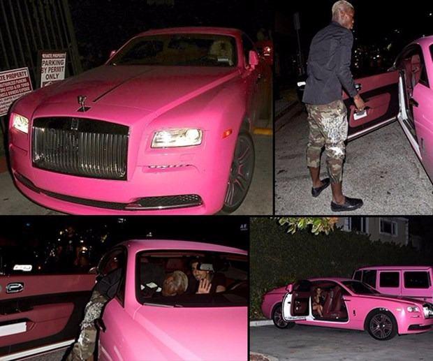 <p><strong>Paul Pogba</strong><br />
<br />
Paul Pogba'nın pembe Rolls Royce'u en dikkat çeken otomobillerden biri. Paul Pogba ve futbolcu arkadaşı Romelu Lukaku kız arkadaşlarıyla sık sık eğlenmek için gecelere çıkıyor.</p>
<p> </p>