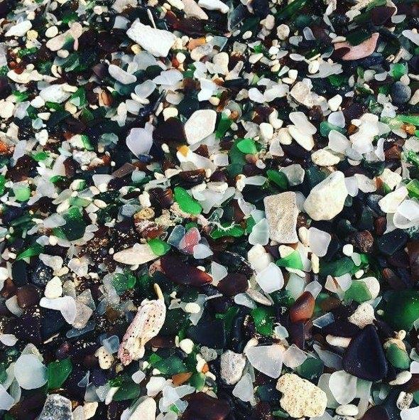 <p>Dünyanın en güzel plajı adayları arasında gösterilen Ussuri Koyu, cam şişelerin dezerformasyonu ile meydana gelen taşlardan oluşuyor. </p>
