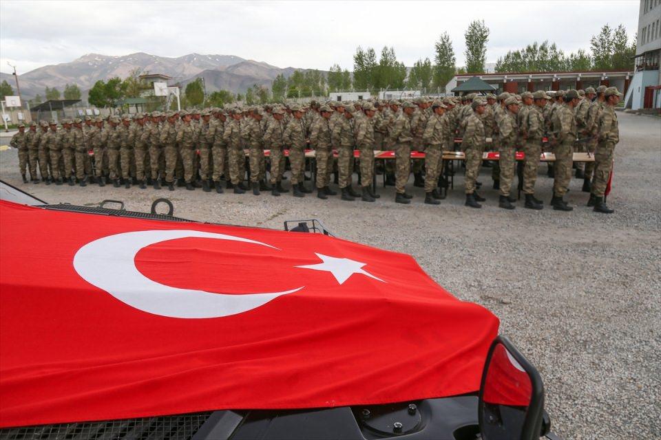 <p>Onlara güveniyoruz. Aldıkları başta aile terbiyesi, yüksek Müslüman ve Türk ahlakı ve eğitimle yüce değerlere bağlı görev yapacaklarına canı gönülden inanıyorum." dedi.</p>