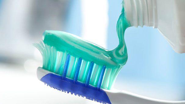 <p>İçerdiği kalsiyum ve silika bazlı kimyasallar ile diş macunu yalnızca dişlerinizi beyazlatmakla kalmaz, ev temizliğinde de size kolaylık sağlar. <br />
<br />
İşte diş macunu ile temizleyebileceğiniz 10 şey</p>
