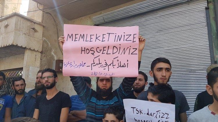 <p>TÜRK ASKERİNE SEVGİ SELİ</p>
<p>Halep'in batı kısmında, İdlib gerginliği azaltma bölgesindeki Daret İzze ilçesinde halk cuma namazının ardından bir araya gelerek, Türk askerlerinin İdlib intikalini destekledi.</p>