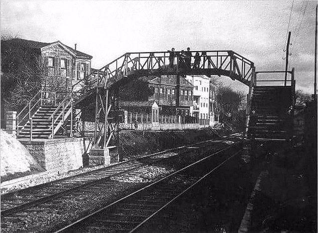 <p>102. Tahta bir köprünün üzerinden Bakırköy.</p>