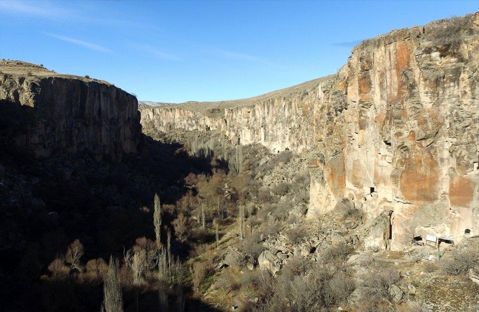 <p>Kapadokya turlarının önemli güzergahlarından Ihlara Vadisi'ni geçen yıl ziyaret eden turist sayısı, 2014'e göre yüzde 12 artarak 491 bin 380 oldu.</p>
