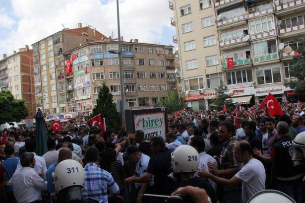 <p>Binaya Türk bayrağı asmak isteyen gruba polis izin vermeyince, gruptakiler binayı taşladı.</p>
