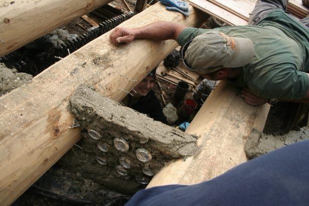 <p>Bir diğer geri dönüşümlü malzeme ise alüminyum kutular oluyor. Kutularla yük taşımayan iç bölme duvarları inşa ediliyor. Hurdalıklardaki metal paneller de evin dış tasarımında kullanılabiliyor.</p>
<p> </p>