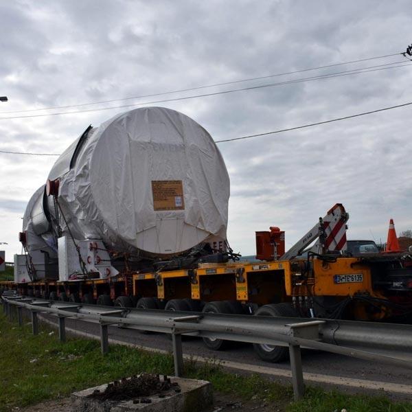 <p>Kırklareli'nin Lüleburgaz İlçesi’nde bulunan Hamitabat Doğalgaz Kombine Çevrim Santrali’nde kullanılmak üzere Almanya’dan getirilen 480 ton ağırlığında doğalgaz tribünü, 240 tekerli hidrolik TIR aracıyla taşınıyor</p>
