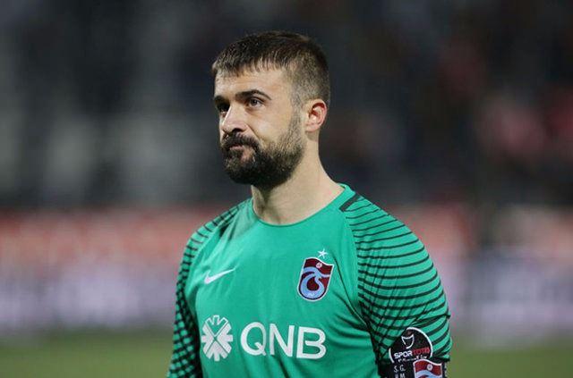 <p><strong>ONUR KIVRAK (TRABZONSPOR, 2007-08)</strong></p>
<p>Ersun Yanal tarafından devre arasında transfer edilen oyuncu ilk sezonunda sadece 4 maçta görev alabildi. Ertesi sezonda da sadece 2 Türkiye Kupası'nda bordo mavili takımın formasını giyebilen Onur'un yıldızı 2009-10 ve 2010-11 sezonlarında parladı ve kaptanlığa kadar yükseldi.</p>