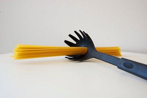 <p>Makarna kaşığının ortasında bulunan delik, ortalama olarak bir porsiyon makarna ölçeğini kapsar.</p>