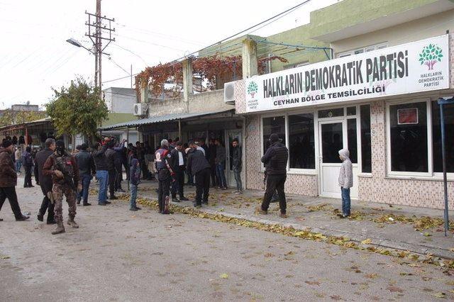<p>Denetimler sırasında bazı vatandaşlar, ellerindeki Türk bayraklarını sallayarak ve alkışlarıyla polisin uygulamasına destek verdi.<br />
<br />
<a href="http://video.haber7.com/video-galeri/81570-reis-talimati-verdi-ozel-harekat-kabus-gibi-coktu" target="_blank"><span style="color:rgb(255, 215, 0)"><strong>VİDEO İÇİN TIKLAYIN</strong></span></a></p>

<p> </p>
