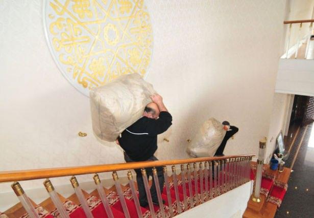 <p>21 yıldır oturduğu Aslanlı Köşk'ü boşaltması için TMSF'nin Halis Toprak'a verdiği 15 günlük süre dün dolarken, bu sabah Toprak'ın eşyasının köşkün bahçesindeki 2 nakliye kamyonuna taşınması sırasında TMSF'nin avukatları da köşke geldi.</p>