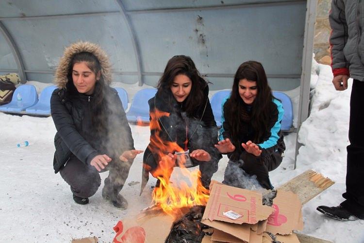 <p>Siirt Hasbeyspor Antrenörü Zeki Eren ise Muş'ta havanın çok soğuk olduğunu dile getirerek, "Arkadaşlar bizim için ateş yaktı. Kendilerine teşekkür ediyoruz. Burada aşırı bir soğuk var." dedi.</p>