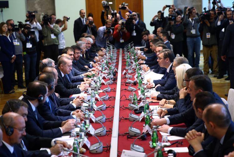 <p>Cumhurbaşkanı Recep Tayyip Erdoğan ve Sırbistan Cumhurbaşkanı Aleksandar Vucic, Sırbistan’ın başkenti Belgrad’da Sırbistan Sarayı'nda gerçekleştirdikleri ikili görüşmenin ardından heyetler arası görüşmeye katıldı.</p>
