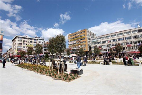 <p><strong>Ümraniye</strong><br />
2 yıl önce: 1.940 TL/m²<br />
Şimdi: 2.778 TL/m²</p>
