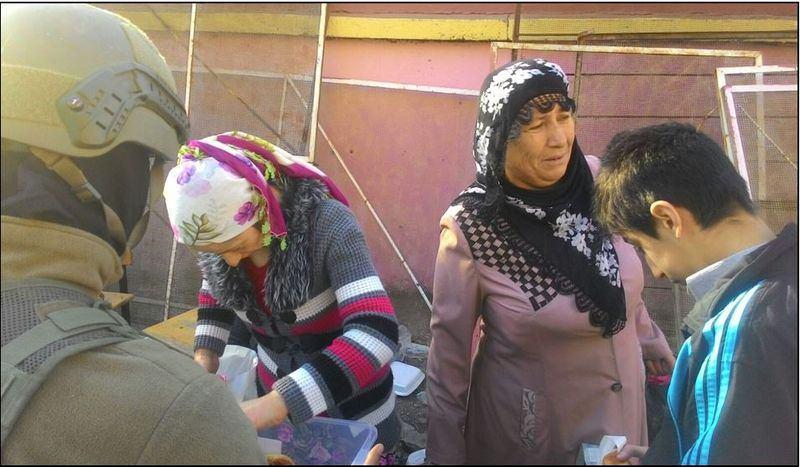 <p> 
<p><strong>VATANDAŞLARA YİYECEK DAĞITTILAR</strong></p>
</p>

<p> 
<div>
<div>Güvenlik güçleri ilçede yaşayan vatandaşlara ilk olarak yiyecek yardımında bulundu.</div>
</div>
</p>

<div> </div>
