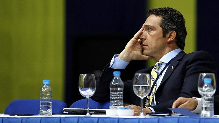 <p>Fikirleri topluyor! Önümüzdeki dönemde yapılacak bir olağan veya olağanüstü kongre dönemi sonunda Fenerbahçe’de başkanlık koltuğuna oturmanın planlarını yapan Ali Koç, hazırlık döneminde camianın önde gelen birçok ismiyle bir araya gelerek fikir alışverişinde bulundu. Koç birçok kişiyi dinleyip görüşleri ve önerileri aldı.</p>

