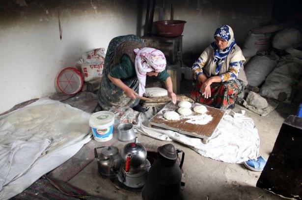 <p> Atalarından kalan 100, 150 yıllık tandırları bayram için yakan kadınlar, tandır ekmeği, lavaş, böken, kete gibi lezzetleri pişirmeye başladı</p>
