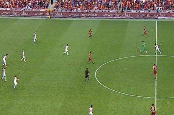 <p>Orta sahaya kadar ilerleyen Uruguaylı yıldız Üstüne bir de rakip sahada Eto'o'yu çalımlayarak taraftarı ateşledi.</p>