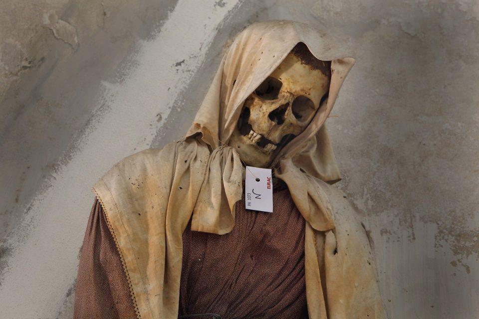 <p>Tuhaf ve ürkütücü şeylerden hoşlananlar için İtalya'nın Palermo şehrinde bir manastır bulunuyor. Capuchin Manastırı'ndaki 8 bin Sicilyalının mumyalanmış hali görenleri şaşkına çeviriyor.</p>
