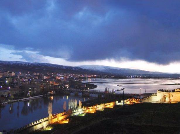 <p><strong>Ardahan</strong><br />
TOPLAM:76.6<br />
ERKEK: 73.5<br />
KADIN: 79.9</p>