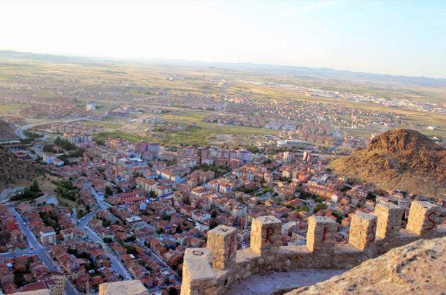 <p><strong>Afyonkarahisar</strong></p>

<p>2015 nüfusu: 709.015 kişi.</p>

<p>2016 nüfusu: 714.523 kişi.</p>

<p>Değişim(%): 0,77</p>
