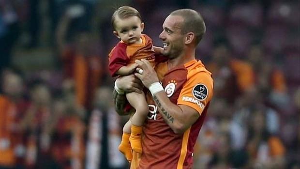 <p><strong>Sneijder'e daha rahat yer bulabilir </strong></p>
<p>Beşiktaş maçındaki gibi önde baskıyla başlayıp Fenerbahçe'ye oyun kurdurmak istemeyecektir. Bu şekilde Sneijder'ie yer bulmak daha kolay olur. Sneijder Eren Bruma önde oynar. Fatih Terim Selçuk'u sol iç oynatıp buna benzer bir diziliş yapmıştı. Riekerink de benzer bir şey yapacak diye düşünüyorum.</p>