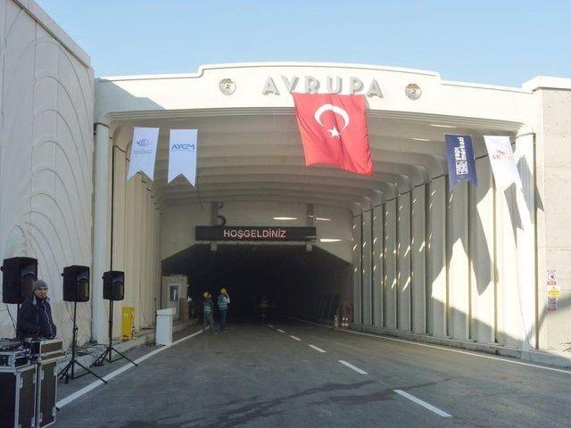 <p>Kamuoyunda Avrasya Tüneli Projesi olarak bilinen İstanbul Boğazı Karayolu Tüp Geçişi Projesi'nin 5,4 kilometrelik bölümü deniz tabanı altına özel bir teknolojiyle inşa edilen iki katlı tünelden ve diğer metotlarla inşa edilen bağlantı tünellerinden oluşuyor.</p>
<p> </p>
