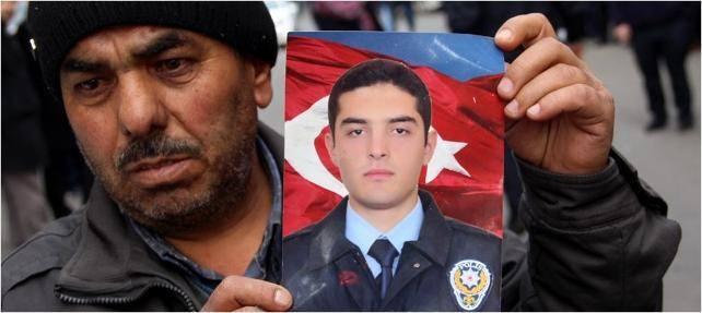 <p>İstanbul Beşiktaş'teki terör saldırısında şehit olan Adem Serin'in acı haberi, Gaziantep'in Şehitkamil ilçesine bağlı Eyüp Sultan Mahallesi 38. Cadde'de oturan ailesine verildi. Şehidin bir ay sonra nişanlanacağı öğrenildi. </p>