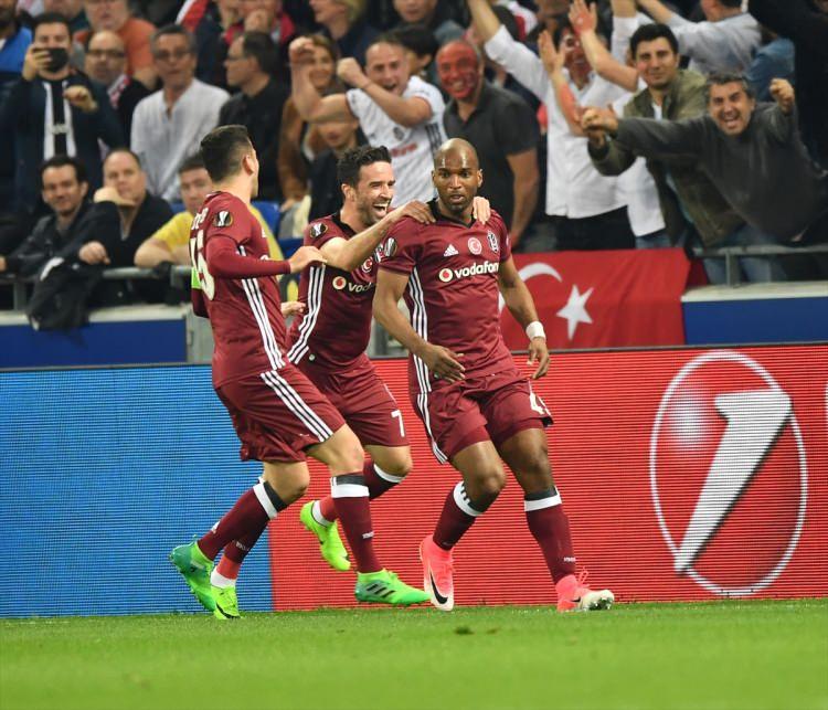 <p>Beşiktaş’ın UEFA Avrupa Ligi çeyrek final ilk maçında Olympique Lyon’a karşı aldığı dramatik yenilgi, dış basında geniş yer buldu. Hem gecenin yüksek tansiyonda geçmesi hem de 90 dakikanın bitiş şekli başta Fransa olmak üzere Avrupa medyasında ilgi topladı.</p>

