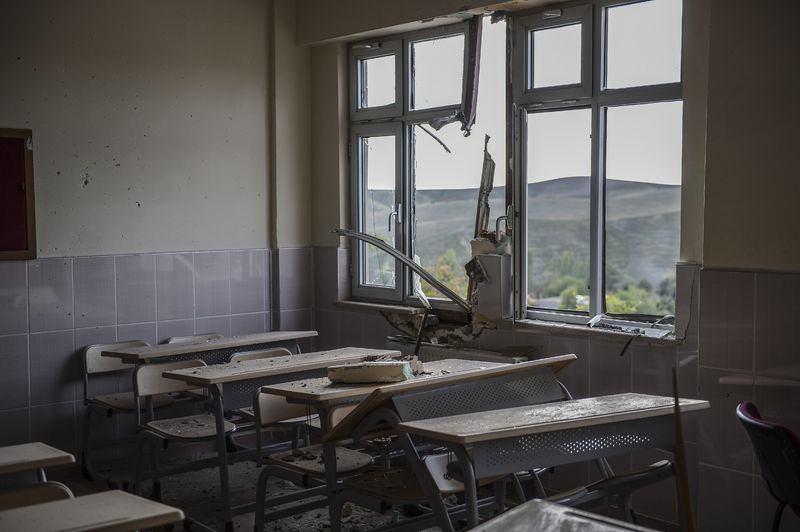 <p>Evlerin duvarları ve sokaklarda, yaşanan çatışmaların tüm izlerini görmek mümkün. Birçok evde mermi izi, sokaklarda boş mermi kovanları bulunurken, teröristlerce döşenen el yapımı patlayıcılar nedeniyle su ve elektrik hatlarında da sorunlar yaşanıyor.</p>

<p> </p>
