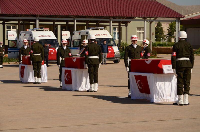 <p>Kızıltepe İlçe Müftüsü Mahsum Taşçı'nın okuduğu duanın ardından, şehit Çelik'in naaşı Kayseri'ye, şehit Karabakla'nın naaşı Nevşehir'e ve Durak'ın cenazesi de Nusaybin'e gönderildi.</p>

<p> </p>
