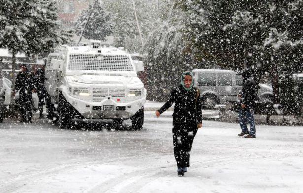<p>Hakkari'de etkili olan kar yağışı yaşamı olumsuz etkiledi. Kar yağışı nedeniyle 67 köy ile 125 mezra yolu ulaşıma kapandı.</p>

