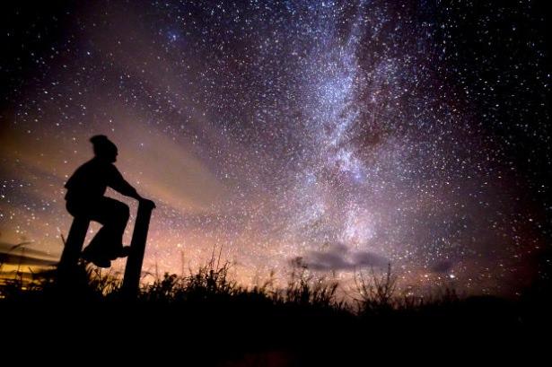 <p>Şehirlerimizin üzerinde artan duman tabakasından yıldızların ışığını engelleyen ışık kirliliğine kadar, insanların gece gökyüzünde bıraktıkları izler açıkça görülüyor. Ancak bazı sanatçılar o gerçek gökyüzünü yeniden canlandırmaya çalışıyor.</p>

