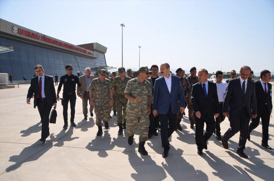 <p>İçişleri Bakanı Süleyman Soylu, Hakkari'de yapımı süren Dağlıca-Çukurca yolunda incelemelerde bulundu. </p>