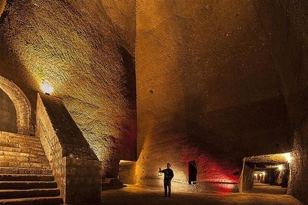 <p>Jeologların Napoli, Monte di Dio'da yaptığı incelemeler sırasında yer altında birbirine bağlı tarihi geçiş yolları, tüneller, mağaralar bulundu.</p>

<p> </p>
