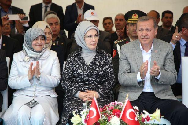 <p>Halkla buluşma programı kapsamında Kars'a gelen Cumhurbaşkanı Recep Tayyip Erdoğan,Cumhuriyet Meydanı'nda vatandaşlara hitap etti. </p>
