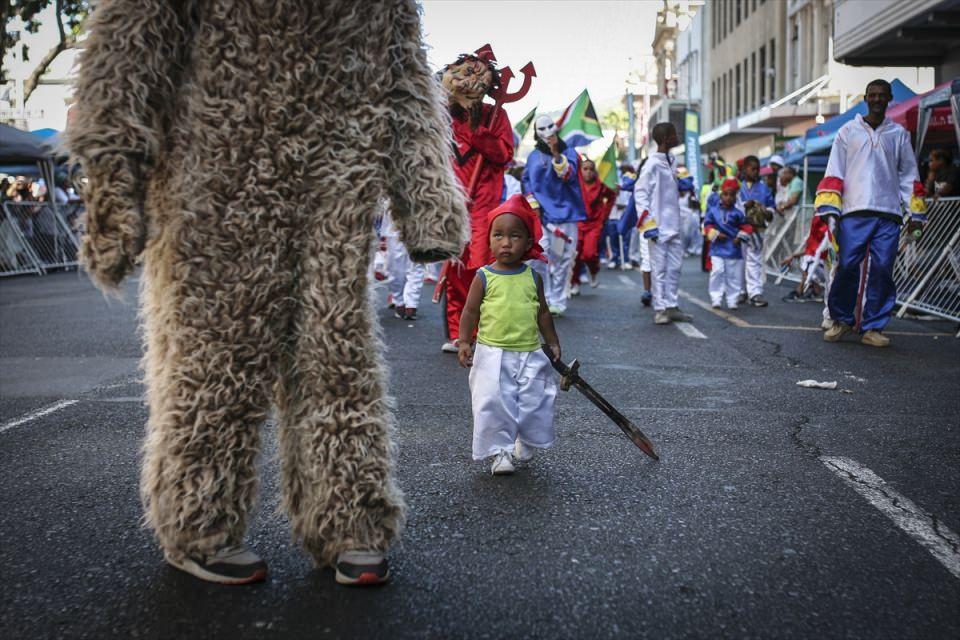 <p>Güney Afrika Cumhuriyeti’nde tarihsel olarak kölelere ait olan "İkinci Yeni Yıl", Cape Town kentinde binlerce kişinin katılımıyla çoşkuyla kutlandı. </p>
