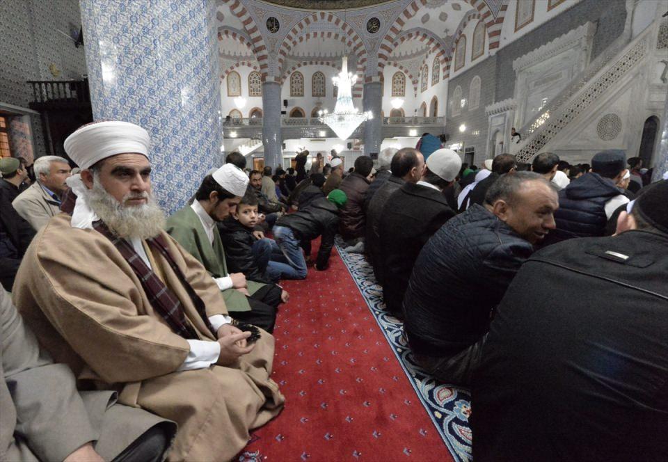 <p>Diyanet İşleri Başkanı Görmez, Müslümanların zor bir süreçten geçtiğini anımsatarak, herkesin kendisini sorgulaması gerektiğini dile getirdi.İyilik vurgusu yapan Görmez, şunları kaydetti:"Müslümanların zulme maruz kaldığı bir dünyada yaşıyoruz, hepimiz kendimizi yeniden hesaba çekmeliyiz. 'İslam ümmeti neden bu hale düştü', hesaba çekilmeden kendinizi hesaba çekin. Oturup kendi amellerimizi tartmalıyız. Bizi kuşatan belalar var, ırkçılık belası, mezhepçilik fitnesi, tekfircilik hastalığı, bunlar İslam'ın asla kabul etmediği büyük hastalıklardır.</p>